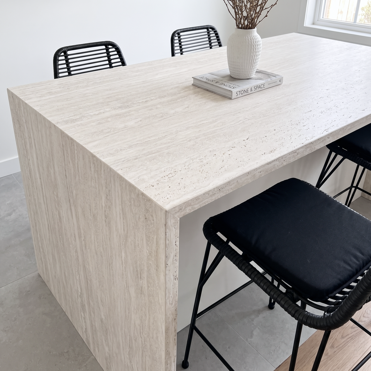 Mesa de jantar em Mármore Sahara com bancos pretos